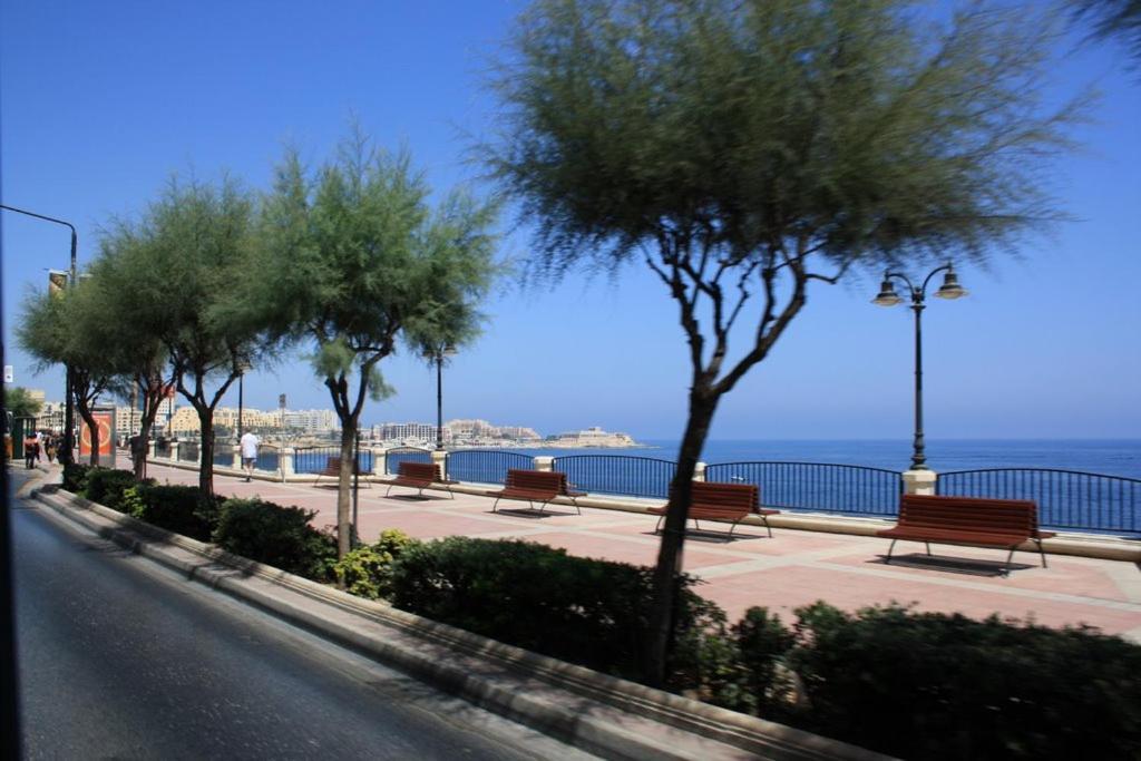 Modern Seaview Apartment In A Prime Location Sliema Luaran gambar