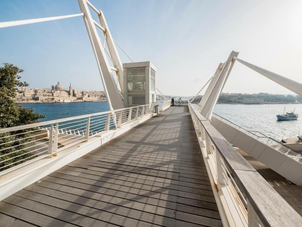 Modern Seaview Apartment In A Prime Location Sliema Luaran gambar
